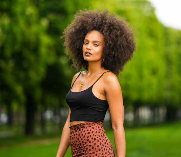 Tank top dengan potongan tali yang menarik